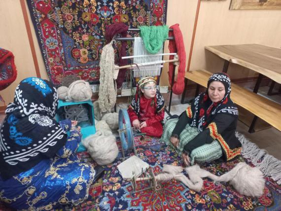 زنان روستایی عشوندی در حال ریسیدن نخ برای شروع کار قالی بافی