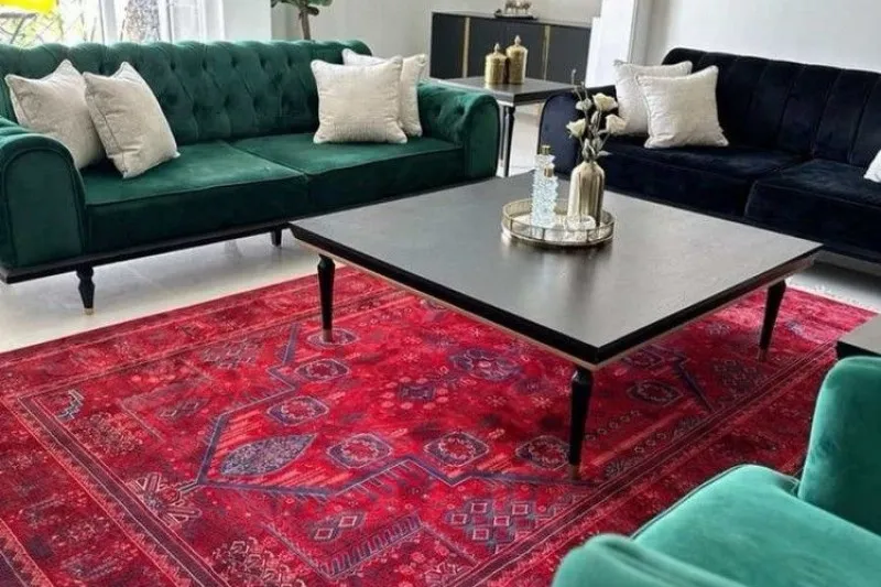 فرش قرمز و مبل سبز 2