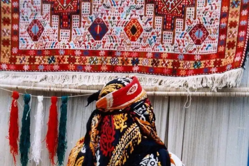 رنگ‌بندی فرش‌های روستایی و شهری