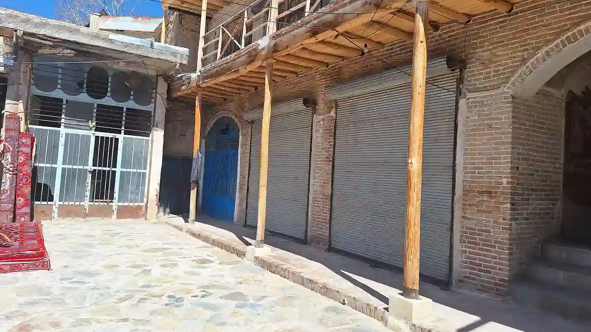 آشنایی با کاروانسرای سعادت: بازار فرش نهاوند